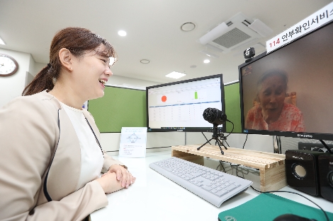 용산구치매안심센터에서 생활관리사가 KT 114안부확인서비스를 이용해 치매 독거 어르신의 안부를 확인하는 모습. 사진=KT