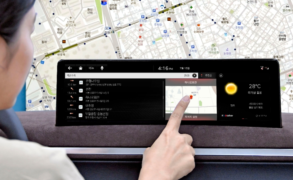 현대·기아차 내비게이션에서 백년가게를 검색했을 때의 검색 결과 화면과, 지도상에 표기된 백년가게 모습.(사진=현대자동차)