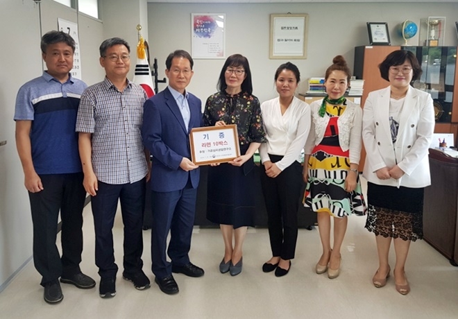 7월 21일 가온심리상담연구소 이영숙 상담소장(사진 가운데)이 법무부 구미준법지원센터 권우택 소장(좌측 세 번째)에게 원호품을 기증하고 있다.(사진제공=구미준법지원센터)