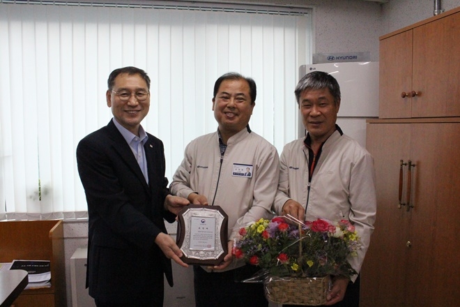 현대자동차 울산공장이 6·14 세계 헌혈자의 날 기념 보건복지부장관 표창 수상 기념촬영.(사진제공=울산혈액원)