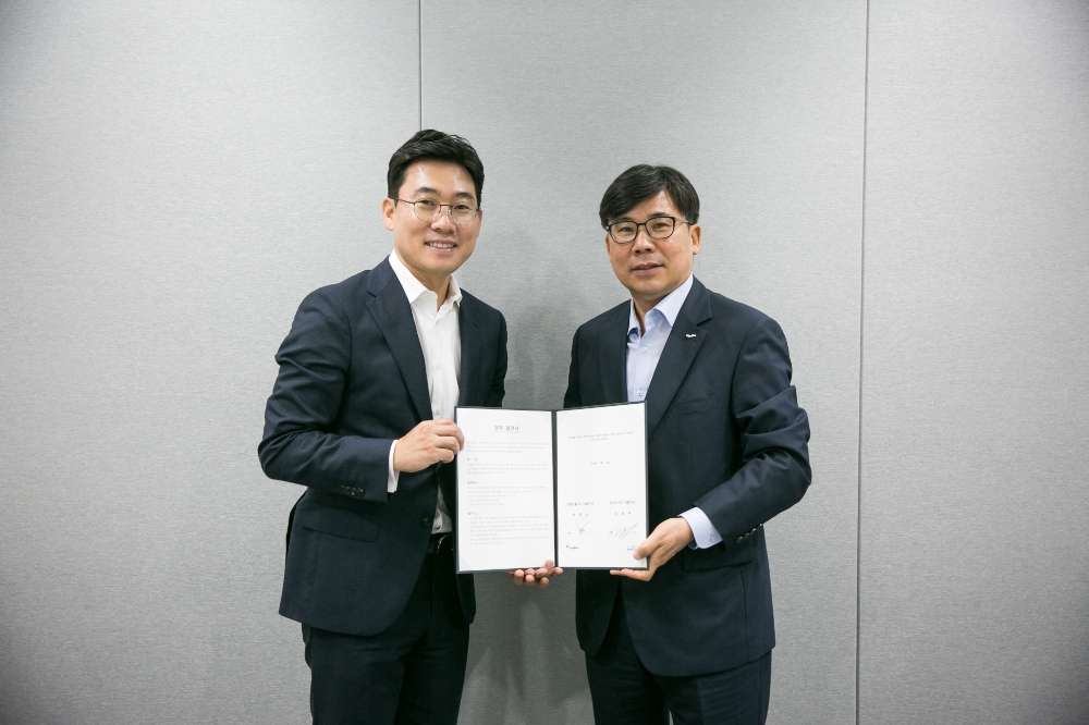 한라홀딩스 최경선 대표(오른쪽)와 비마이카 조영탁 대표(왼쪽)가 광진구 비마이카 사옥에서 공동사업 양해각서를 체결한 뒤 기념촬영을 하고 있다.(사진=한라그룹)