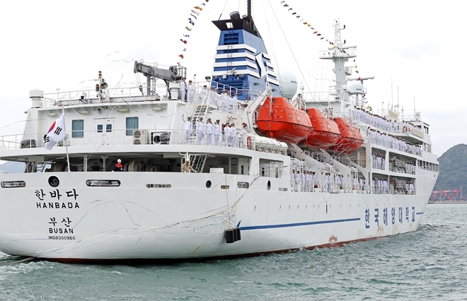해사대학 학생들이 원양항해실습을 위해 출항하고 있다.(사진제공=한국해양대학교)