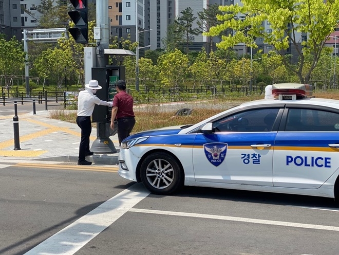 신호등을 점검하고 있다.(사진제공=창원서부경찰서)