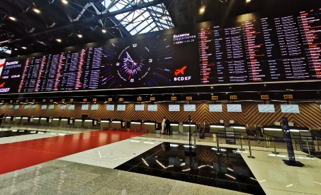 LG전자가 모스크바 북부에 위치한 세레메티예보 국제공항 C터미널에 LED 사이니지를 활용해 가로 68.5미터, 세로 6.5미터 규모의 항공운항정보표출시스템을 구축했다. 사진=LG전자