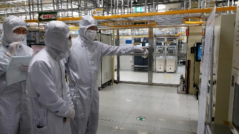 삼성전자 이재용 부회장이 30일 삼성전자 온양사업장을 찾아 반도체 패키징 라인을 살펴보는 모습. 사진=삼성전자