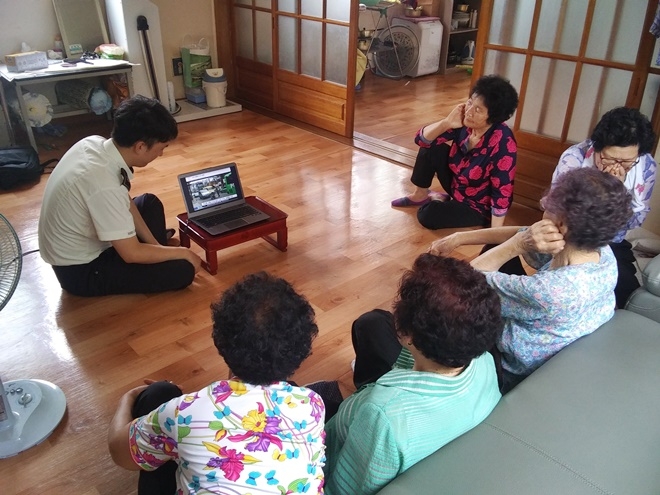 교통관리계 직원이 30일 오전 용암마을회관서 어르신 대상 교통안전교육을 하고 있다.(사진제공=창원서부경찰서)