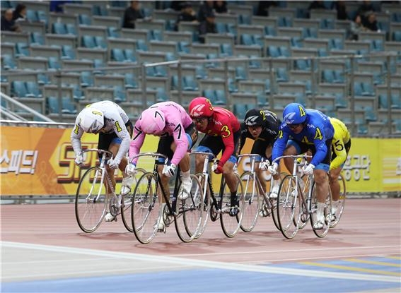 경륜 선수들의 경기 모습. (사진=국민체육진흥공단)