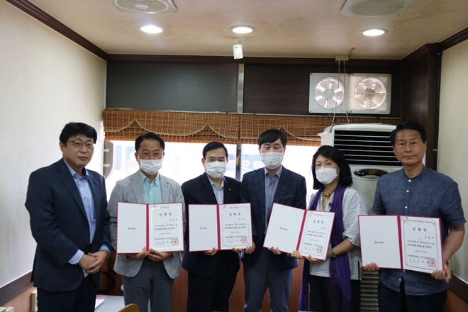 하태경 부산시당위원장(우측 세번째)이 윤리위원회 임명장울 수여하고 기념촬영.(사진제공=미래통합당부산시당)