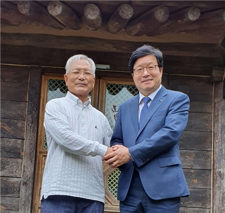 송기인 신부 자택인 밀양에서 손을 맞잡고 있는 염태영 수원시장.