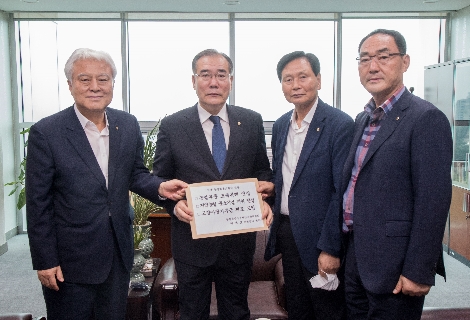 전국 농협 조합장 대표 3인이 4일 오전 국회에서 이개호 의원(국회 농해수위 위원장)에게 건의문을 전달하고 있다. 사진=농협중앙회