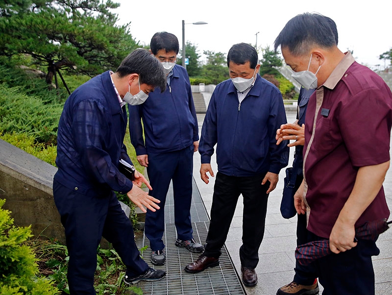 권태명 SR 대표이사(왼쪽 세 번째)는 태풍 하구핏의 영향으로 인한 집중호우가 예상됨에 따라 수서·동탄·지제역에 긴급 현장안전점검을 했다.(사진=SR)