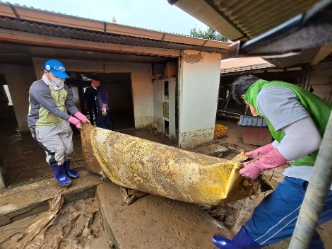 농협 안성교육원 직원들이 5일 안성시 죽산면에 위치한 집중호우 피해농가에서 복구 작업을 돕고 있다. 사진=농협중앙회