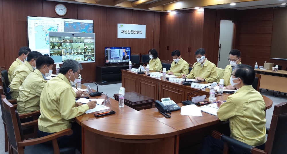 6일 성남시 분당구 소재 LH 경기지역본부에서 개최된 집중호우 대응상황 긴급 점검회의에서 변창흠 LH 사장(사진 맨 오른쪽)이 발언하고 있다.(사진=LH)