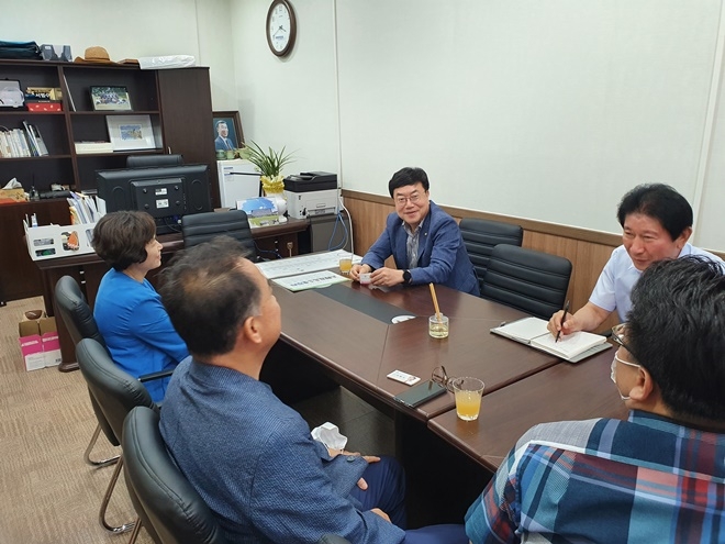 서범수 국회의원이 6일 울산사무소에서 이영숙 울산중소벤처기업청장의 예방을 받고 대화를 나누고 있다.(사진제공=서범수의원실)