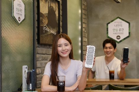 LG전자 모델들이 서울 강북구에 있는 엔제리너스 수유역점에서 LG 퓨리케어 미니를 소개하고 있다. 사진=LG전자