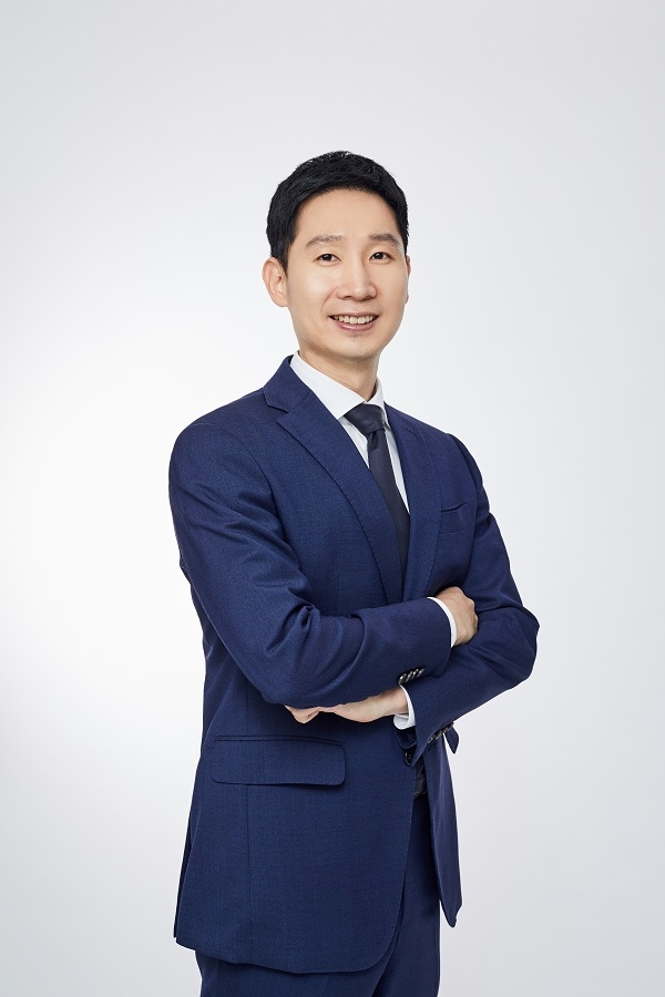 동성 성추행, 친근감 표시? 성적 수치심 느꼈다면 강제추행으로 처벌받을 수 있어