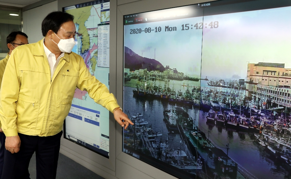 수협중앙회 홍진근 대표이사가 각 지방의 어선안전조업국장들과 화상회의를 진행하고 있다.(사진=수협중앙회)