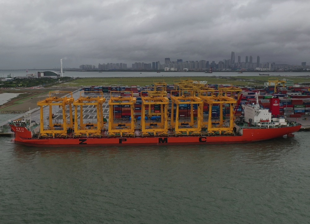 ZPMC 전용 운반선에 실려 인천신항 한진인천컨테이너터미널에서 하역 대기중인 ARMGC. (사진 = 인천항만공사)