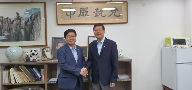 사진=김대중 전 대통령 3남인 김홍걸 국회의원과 함께한 염태영 최고위원 후보