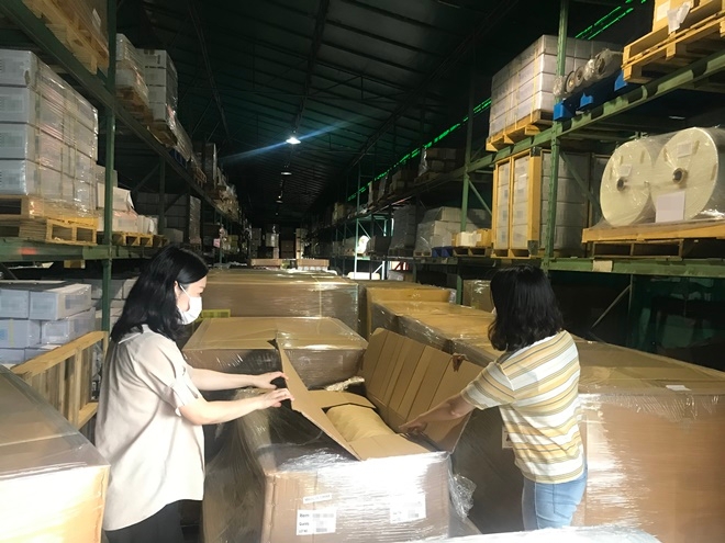 세관직원이 물품을 검사하고 있다.(사진제공=부산본부세관)