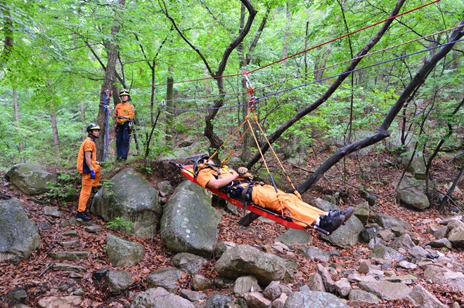 수난구조 훈련 모습.(사진제공=울산 온산소방서)