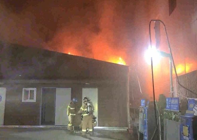 12일 오후 8시 23분경 사하구 신평동 한 세차전문점 화재.(사진제공=부산소방재난본부)