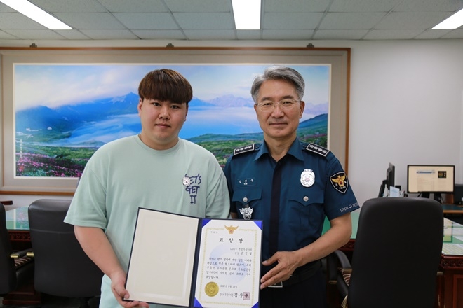 김상구 서장이 표창장을 전달하고 기념촬영.(사진제공=창원서부경찰서)