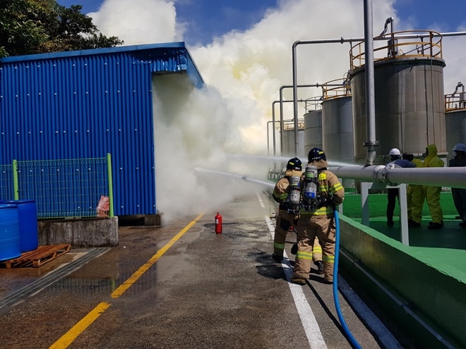 출동한 소방대가 화재를 진화하고 있다.(사진제공=울산소방본부)