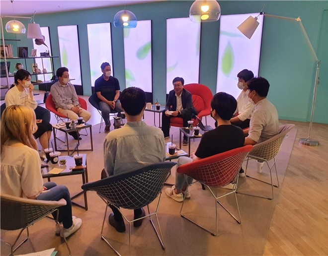 서범수의원이 14일 유니스트 학생대표들과 간담회를 갖고 있다.(사진제공=서범수의원실)