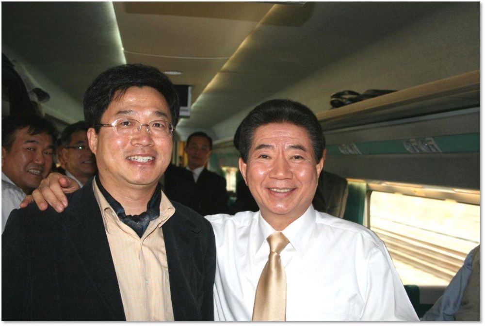 사진=고 노무현 대통령이 임기를 마치고 봉하마을 내려가는 기차안에서