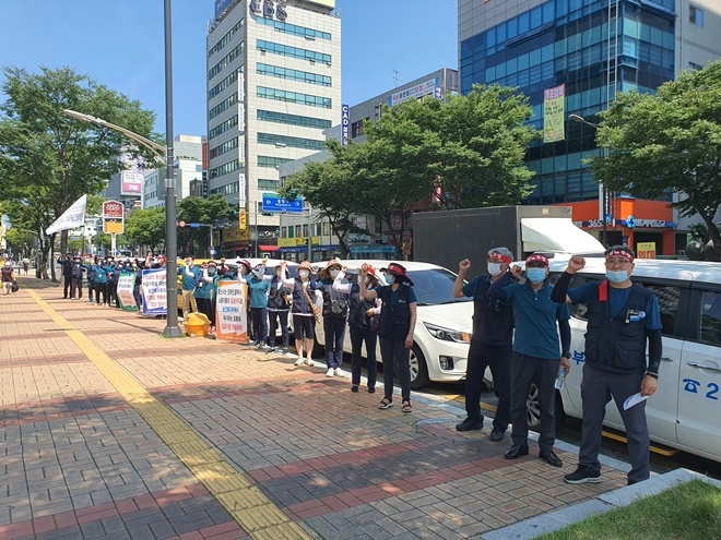 장애인콜텍새 부르미분회는 3급기준으로 샹향하기로 한 약속을 울산시가 지킬 것을 요구하고 있다. (사진제공=공공운수노조울산본부)