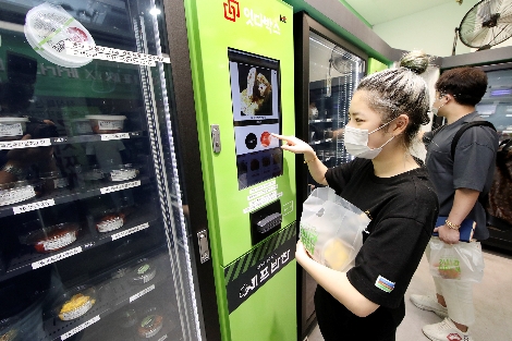 KT 기가에너지 매니저 프랜차이즈 플러스가 적용된 서울 마곡나루의 ‘잇다가게’에서 고객들이 자판기를 이용해 비대면으로 반찬을 구매하고 있다. 사진=KT