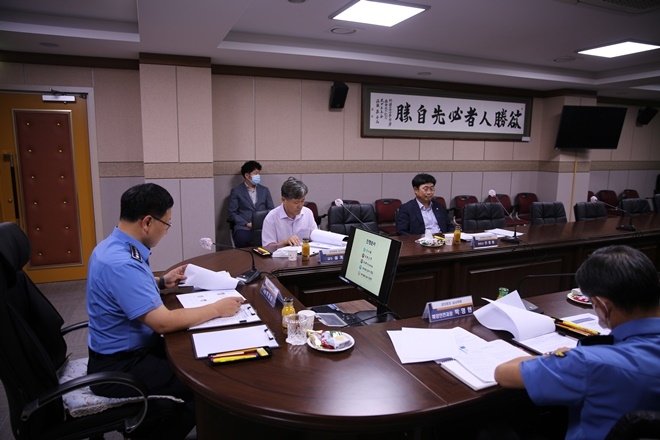 경미범죄심사위원회를 진행하고 있다.(사진제공=울산해양경찰서)