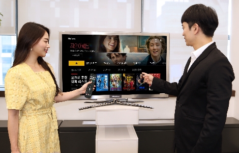 LG헬로비전 임직원 모델들이 헬로tv에 새롭게 적용된 '콘텐츠 중심 UI·UX'를 홍보하고 있다. 사진=LG헬로비전