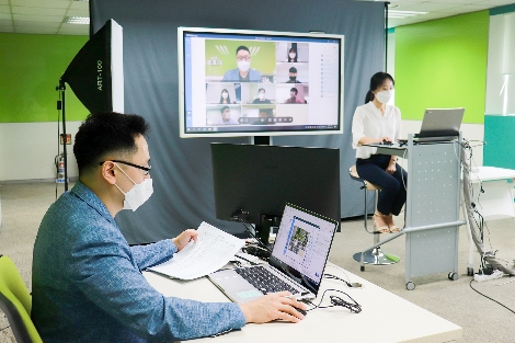 19일 삼성전자 상생협력아카데미 교육센터에서 열린 '우수기술 설명회'에서 과학기술일자리진흥원 신윤미 파트장(사진 우측)이 중견·중소기업을 위한 R&D 지원정책을 온라인으로 소개하고 있다. 사진=삼성전자