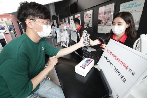서울 종로구에 위치한 KT스퀘어 방문고객이 새로운 스마트폰으로 기종을 변경하기 위해 패스 앱 모바일운전면허증을 제시하고 있다. 사진=KT
