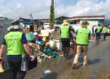 캠코(한국자산관리공사) 광주전남지역본부 직원들이 12일 기록적인 폭우로 극심한 피해를 입은 전남 곡성군 신리마을에서 침수가구 세척 등 자원봉사활동을 실시하고 있다. 사진=캠코