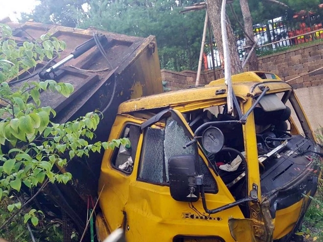 23일 오전 7시 4분경 동래 한 아파트 후문입구 화단 청소차량 추락사고.(사진제공=부산경찰청)