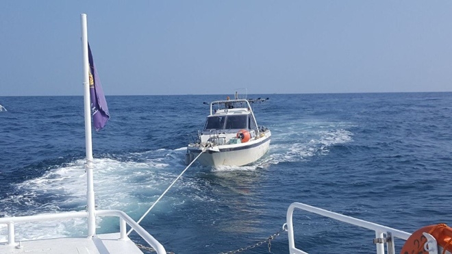 타기고장 표류 모터보트를 예인하고 있다.(사진제공=부산해양경찰서)