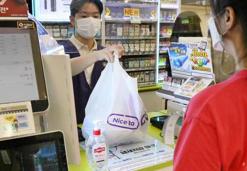 CU, 코로나19 예방 위해 전점포에 비말 차단막 설치