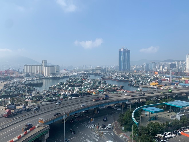 제8호 태풍 바비(BAVI)가 북상 중인 25일 오후 부산 동구 부산항 5부두에 선박들이 태풍을 피해 줄지어 정박해있다.(사진제공=남해지방해양경찰청)