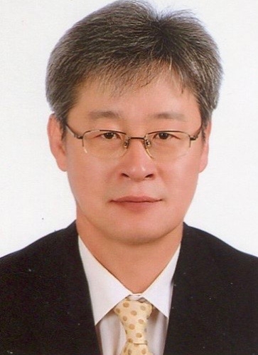 제12대 한국해사법학회장에 취임한 한국해양대 해양경찰학과 최석윤 교수.(사진제공=한국해양대학교)