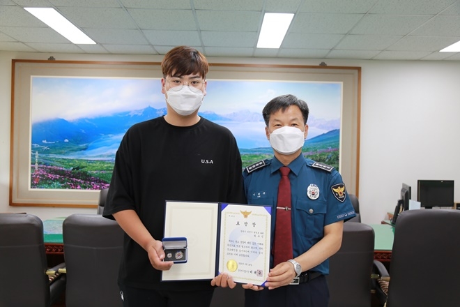이태규 서장이 음주 차량 검거에 도움을 준 시민에게 표창장을 전달하고 기념촬영.(사진제공=창원서부경찰서)