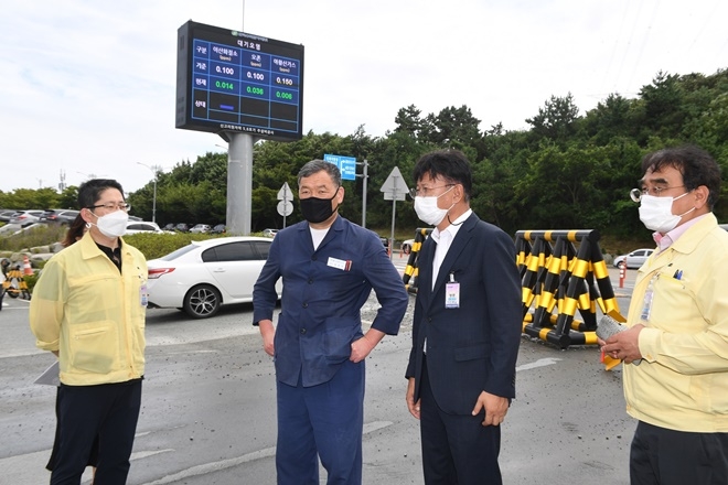 31일 오후 1시 30분 한국수력원자력 새울원자력본부 입구에서 한상길 새울원자력본부장 면담 전 오규석 기장군수(사진왼쪽 두번째)와 이선호 울주군수(우측 두번째) 등은 지난 7월 23일 집중호우 당시 신고리 3·4호기 송전선로 침수 사건과 관련해 얘기를 나누고 있다.(사진제공=부산기장군)
