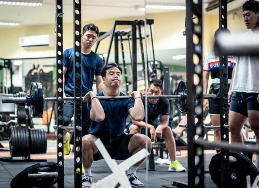 공태민(24기) 선수가 동료 경륜선수들이 지켜보는 가운데 웨이트 트레이닝을 하고 있다. (사진=국민채육진흥공단)