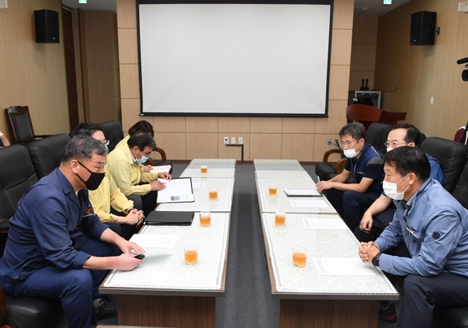 3일 오후 2시 30분 오규석 기장군수는 이신선 고리원자력본부장을 면담하여 태풍 마이삭 영향으로 고리원전 4기 운영 중단에 따른 철저한 원인규명과 재발방지를 촉구하고 있다.(사진제공=부산기장군)