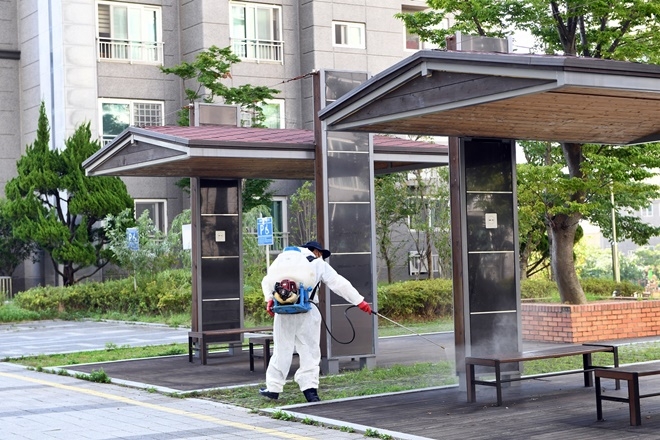 9월 4일 오전 9시경 기장군 감염병방역단이 확진자가 발생한 인근지역을 방역소독하고 있다.(사진제공=부산기장군)