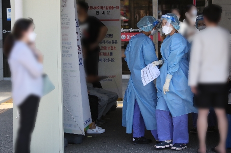 4일 오전 광주 동구 전남대학교병원 선별진료소에서 의료진이 코로나19 진단검사 절차를 안내하고 있다. 사진=연합뉴스