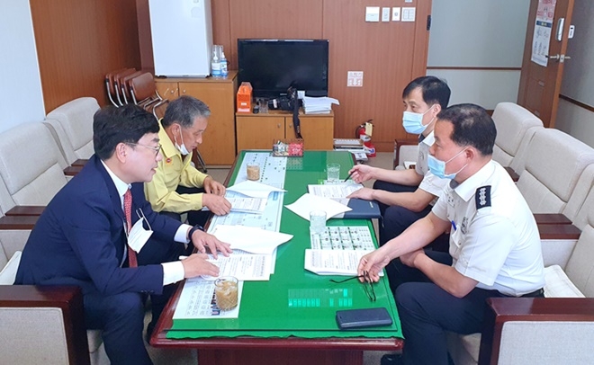 서범수 국회의원이 9월 4일 울주군사무소에서 울산시 소방관계자로부터 소방선박배치관련 업무보고를 받고 있다. (사진제공=서범수의원실)