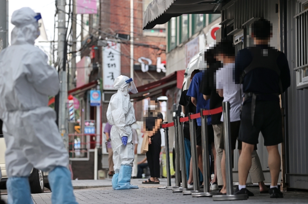 서울 성북구보건소에 마련된 선별진료소에서 시민들이 검사를 받기 위해 줄을 서고 있다.(사진=연합뉴스)